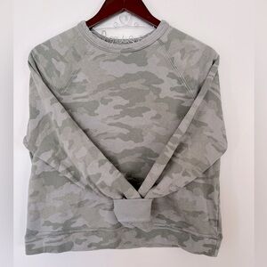 Medium- Universal Threads- Camo sweatshirt- cropped fit.